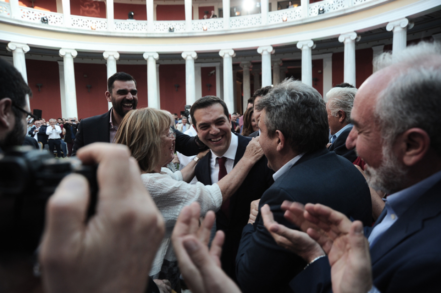 Πού το πάει ο Αλέξης με τη γραβάτα;