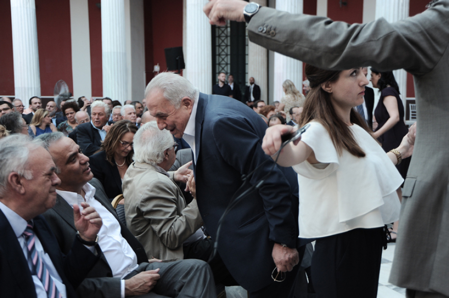 Πού το πάει ο Αλέξης με τη γραβάτα;