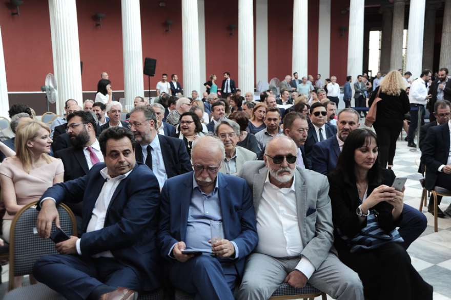 Πού το πάει ο Αλέξης με τη γραβάτα;