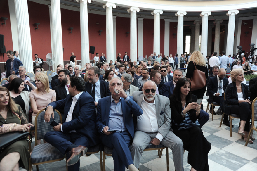 Πού το πάει ο Αλέξης με τη γραβάτα;