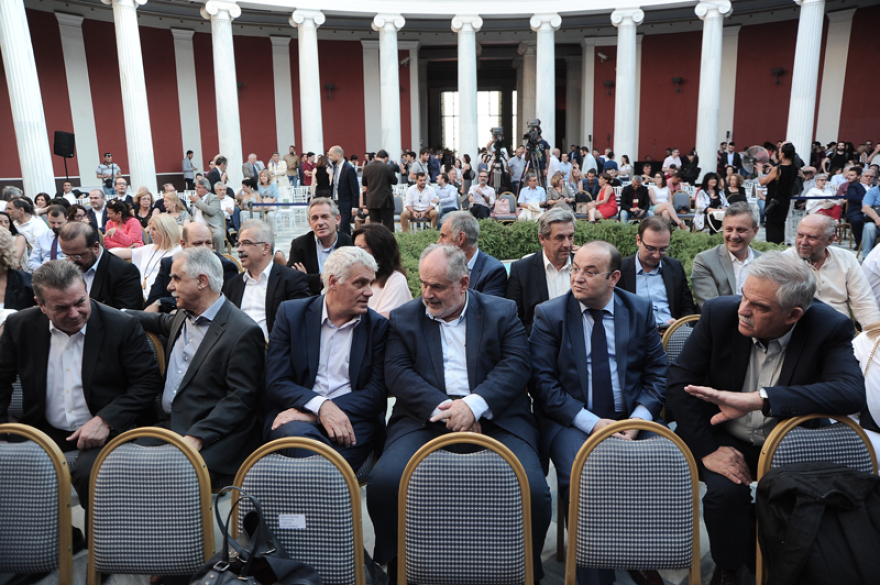 Πού το πάει ο Αλέξης με τη γραβάτα;
