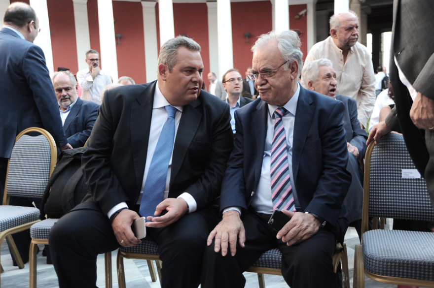 Πού το πάει ο Αλέξης με τη γραβάτα;