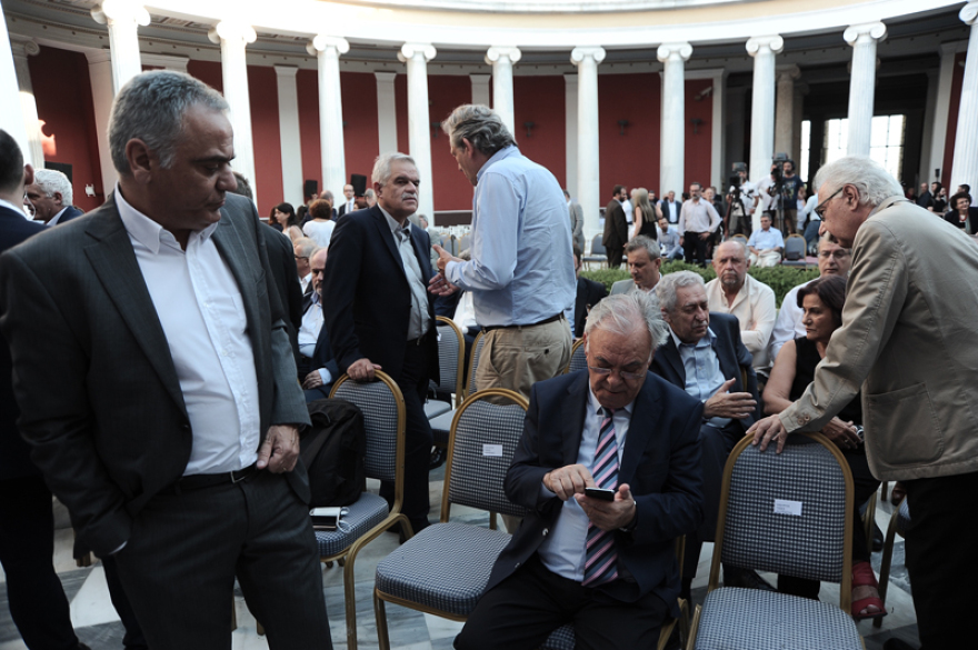 Πού το πάει ο Αλέξης με τη γραβάτα;