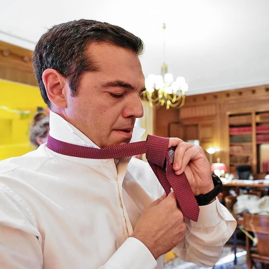 Βίντεο: Οι προετοιμασίες του Τσίπρα για τη γραβάτα