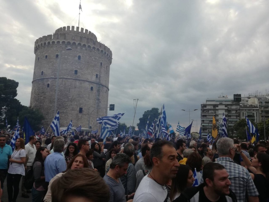 Βίντεο: Ένταση, συνθήματα και κρεμάλες στο συλλαλητήριο της Θεσσαλονίκης για τη Μακεδονία 