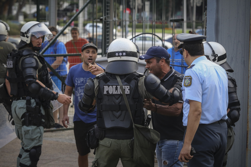 Θεσσαλονίκη: Πεδίο μάχης μέχρι αργά η πόλη για εκδήλωση του ΣΥΡΙΖΑ για το Μακεδονικό - Συγκρούσεις με τα ΜΑΤ και χημικά