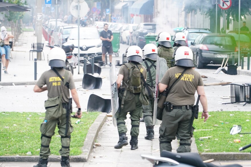 Θεσσαλονίκη: Πεδίο μάχης μέχρι αργά η πόλη για εκδήλωση του ΣΥΡΙΖΑ για το Μακεδονικό - Συγκρούσεις με τα ΜΑΤ και χημικά