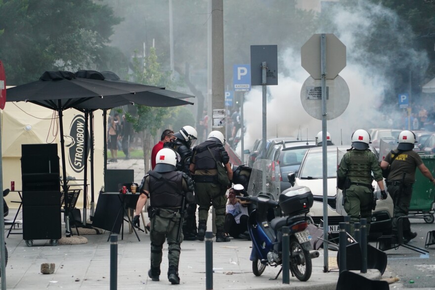 Θεσσαλονίκη: Πεδίο μάχης μέχρι αργά η πόλη για εκδήλωση του ΣΥΡΙΖΑ για το Μακεδονικό - Συγκρούσεις με τα ΜΑΤ και χημικά