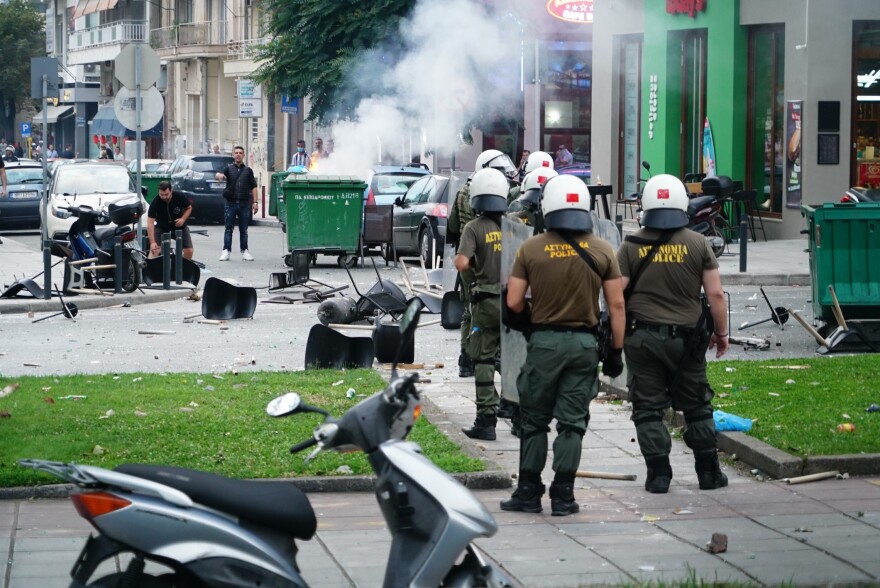 Θεσσαλονίκη: Πεδίο μάχης μέχρι αργά η πόλη για εκδήλωση του ΣΥΡΙΖΑ για το Μακεδονικό - Συγκρούσεις με τα ΜΑΤ και χημικά
