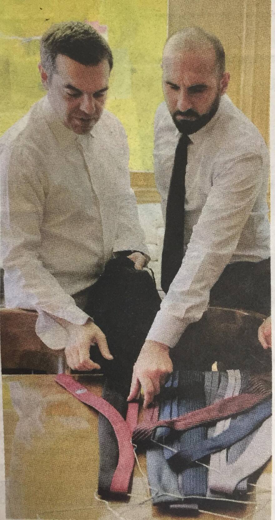 Με δανεική γραβάτα από τον Τζανακόπουλο, ο Τσίπρας στο Ζάππειο 