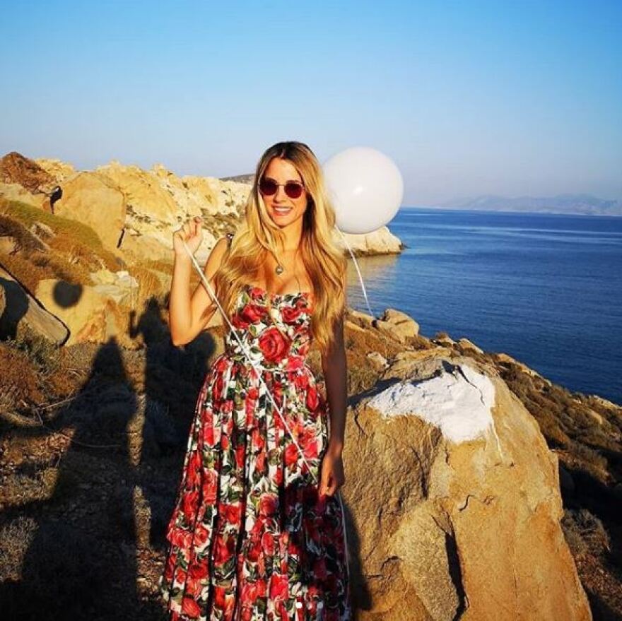 Η Δούκισσα Νομικού διασκεδάζει σε γάμο στη Σέριφο