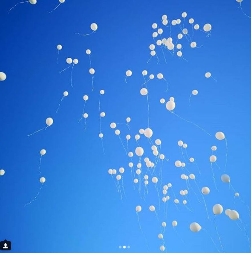 Η Δούκισσα Νομικού διασκεδάζει σε γάμο στη Σέριφο