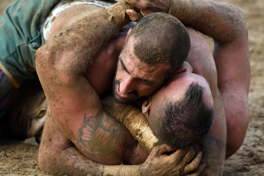 Calcio Fiorentino: Όταν το ποδόσφαιρο συνοδεύεται από... μπουνιές και κλωτσιές