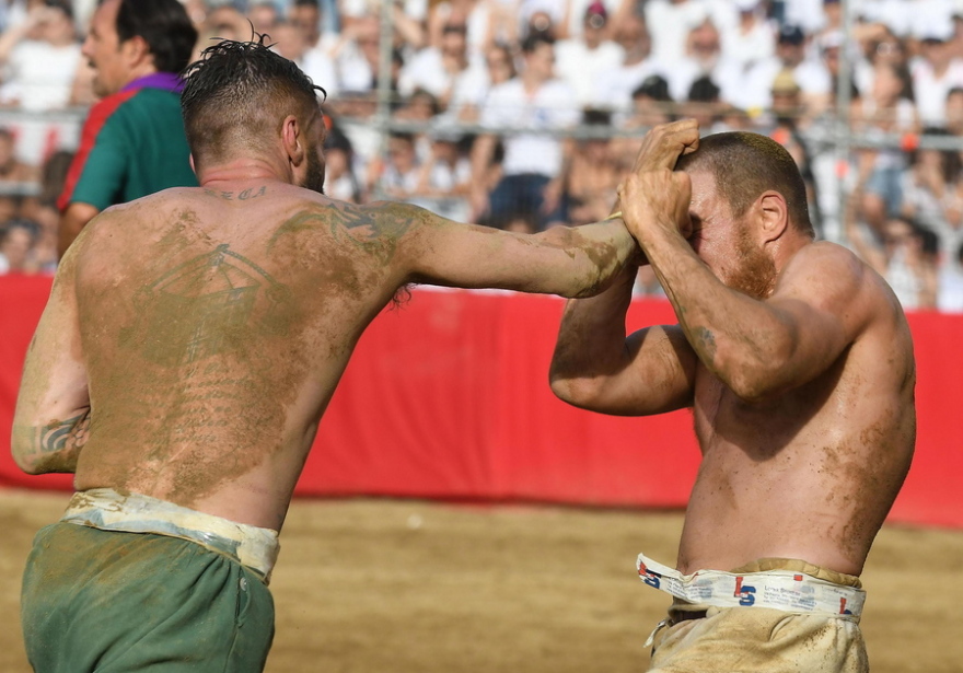 Calcio Fiorentino: Όταν το ποδόσφαιρο συνοδεύεται από... μπουνιές και κλωτσιές