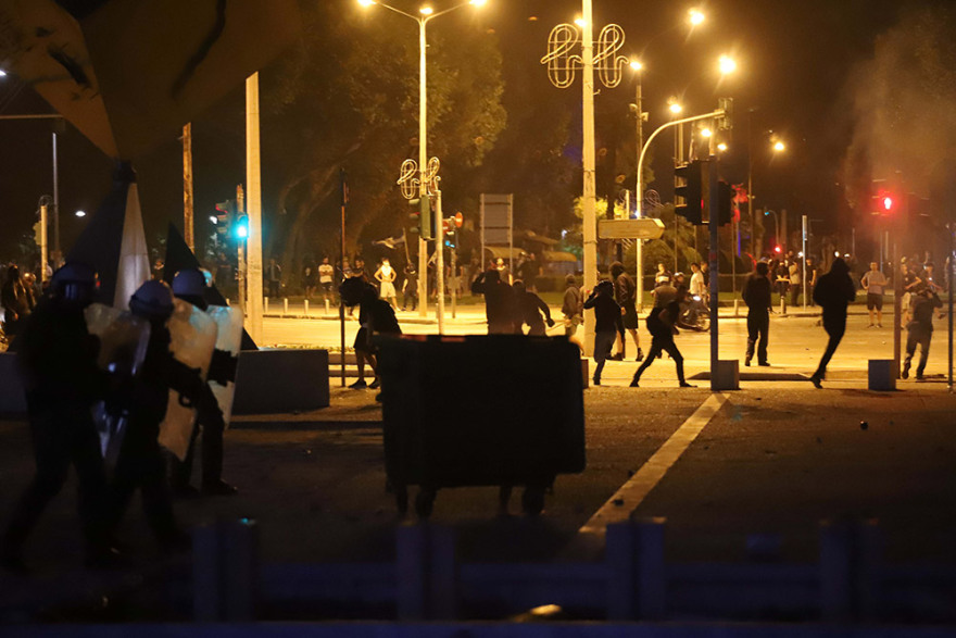 Θεσσαλονίκη: Πεδίο μάχης μέχρι αργά η πόλη για εκδήλωση του ΣΥΡΙΖΑ για το Μακεδονικό - Συγκρούσεις με τα ΜΑΤ και χημικά