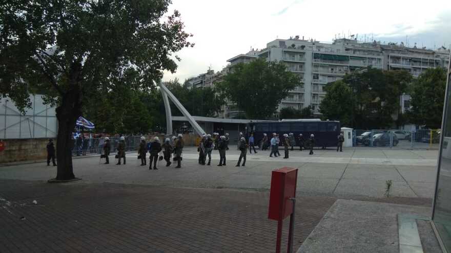 Θεσσαλονίκη: Πεδίο μάχης μέχρι αργά η πόλη για εκδήλωση του ΣΥΡΙΖΑ για το Μακεδονικό - Συγκρούσεις με τα ΜΑΤ και χημικά