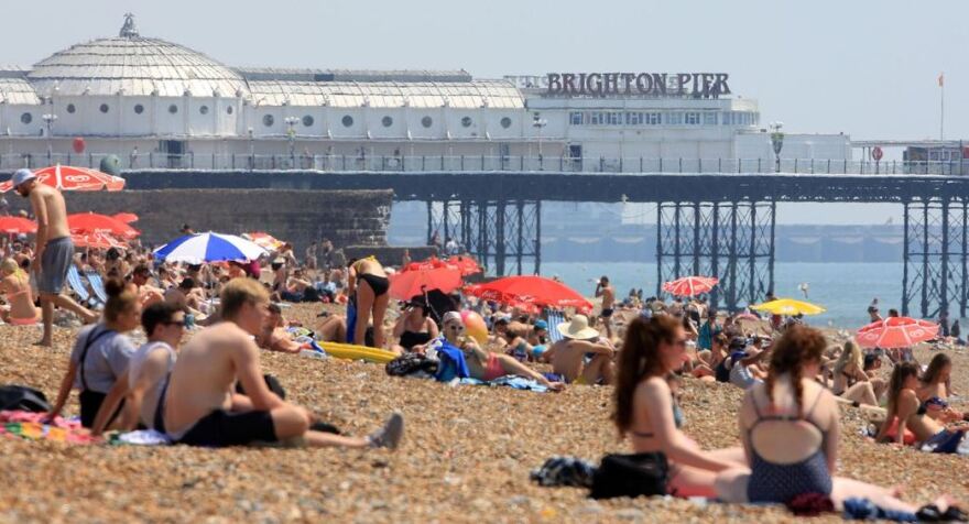 Κι ενώ η Ελλάδα πνίγεται στη βροχή, η Βρετανία.... έχει καύσωνα!