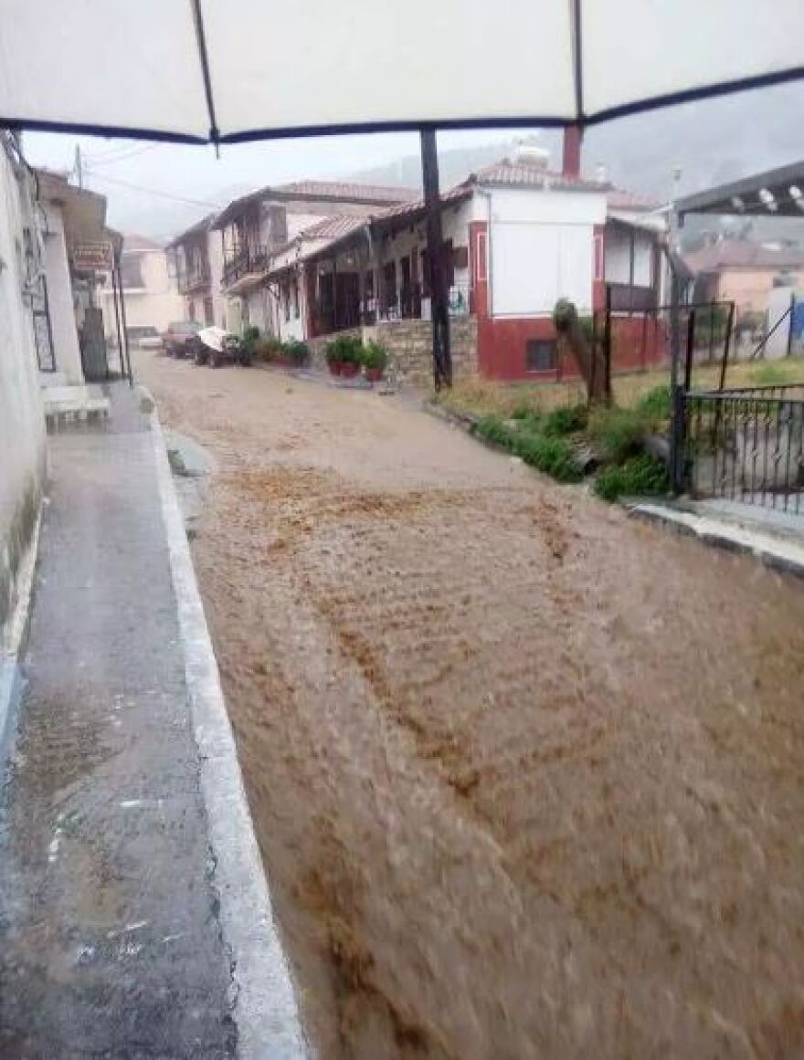 «Άνοιξαν οι ουρανοί» στη Μαγνησία - Δείτε πού θα «χτυπήσει» τις επόμενες ώρες η κακοκαιρία