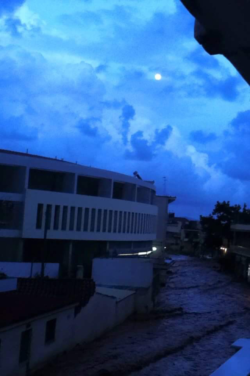 Δείτε βίντεο-σοκ από τις πλημμύρες που έπνιξαν την Τρίτη τη Μάνδρα!