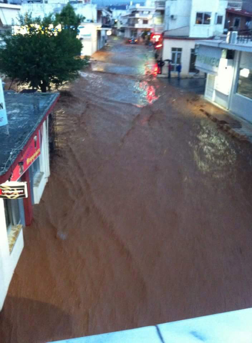 Σε απόγνωση οι κάτοικοι της Μάνδρας - Τα βίντεο της καταστροφής  