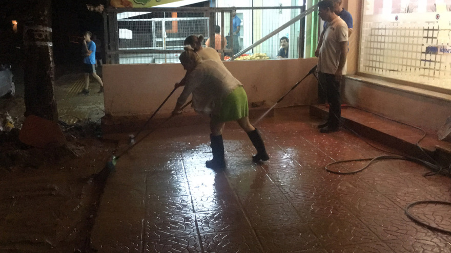 Δείτε βίντεο-σοκ από τις πλημμύρες που έπνιξαν την Τρίτη τη Μάνδρα!