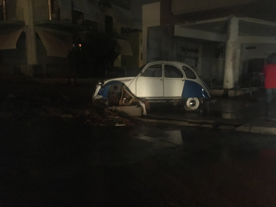 Δείτε βίντεο-σοκ από τις πλημμύρες που έπνιξαν την Τρίτη τη Μάνδρα!