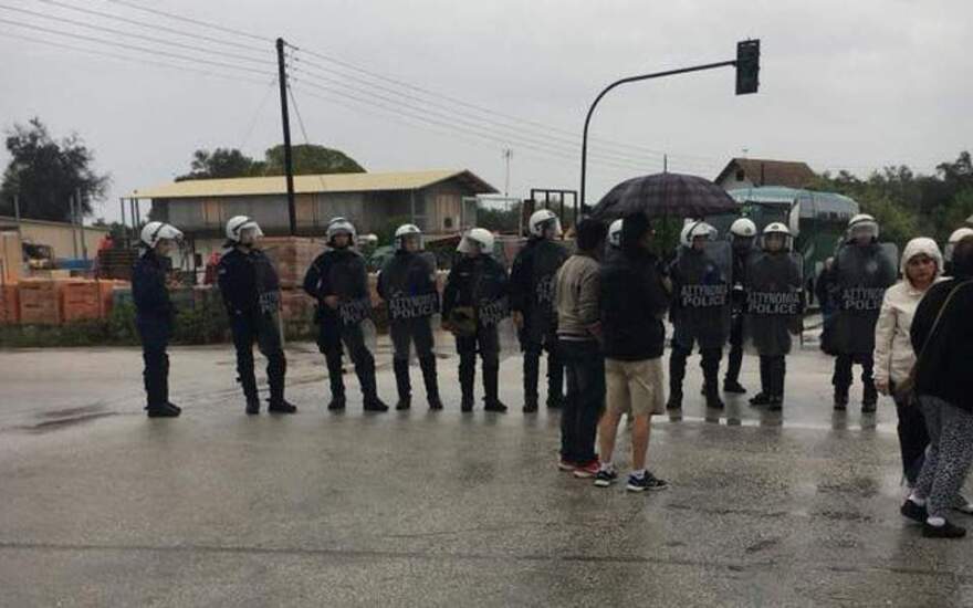 Έκρυθμη η κατάσταση έξω από τον ΧΥΤΑ Λευκίμμης στην Κέρκυρα – Στο νησί 13 διμοιρίες των ΜΑΤ 
