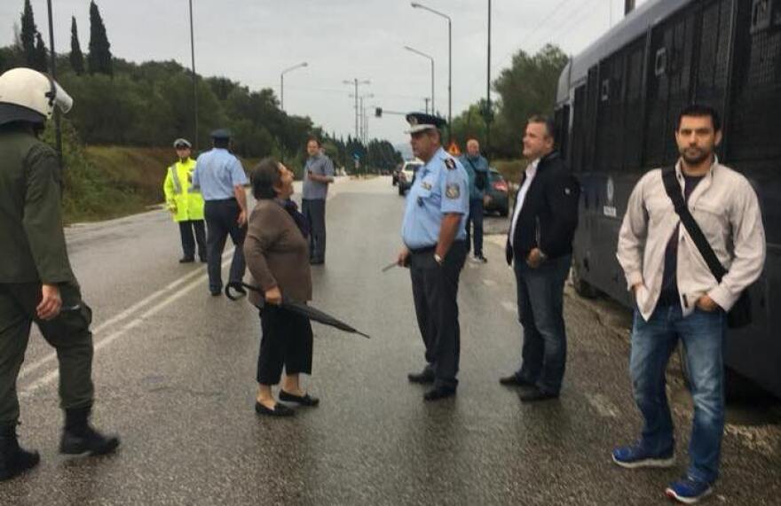 Έκρυθμη η κατάσταση έξω από τον ΧΥΤΑ Λευκίμμης στην Κέρκυρα – Στο νησί 13 διμοιρίες των ΜΑΤ 