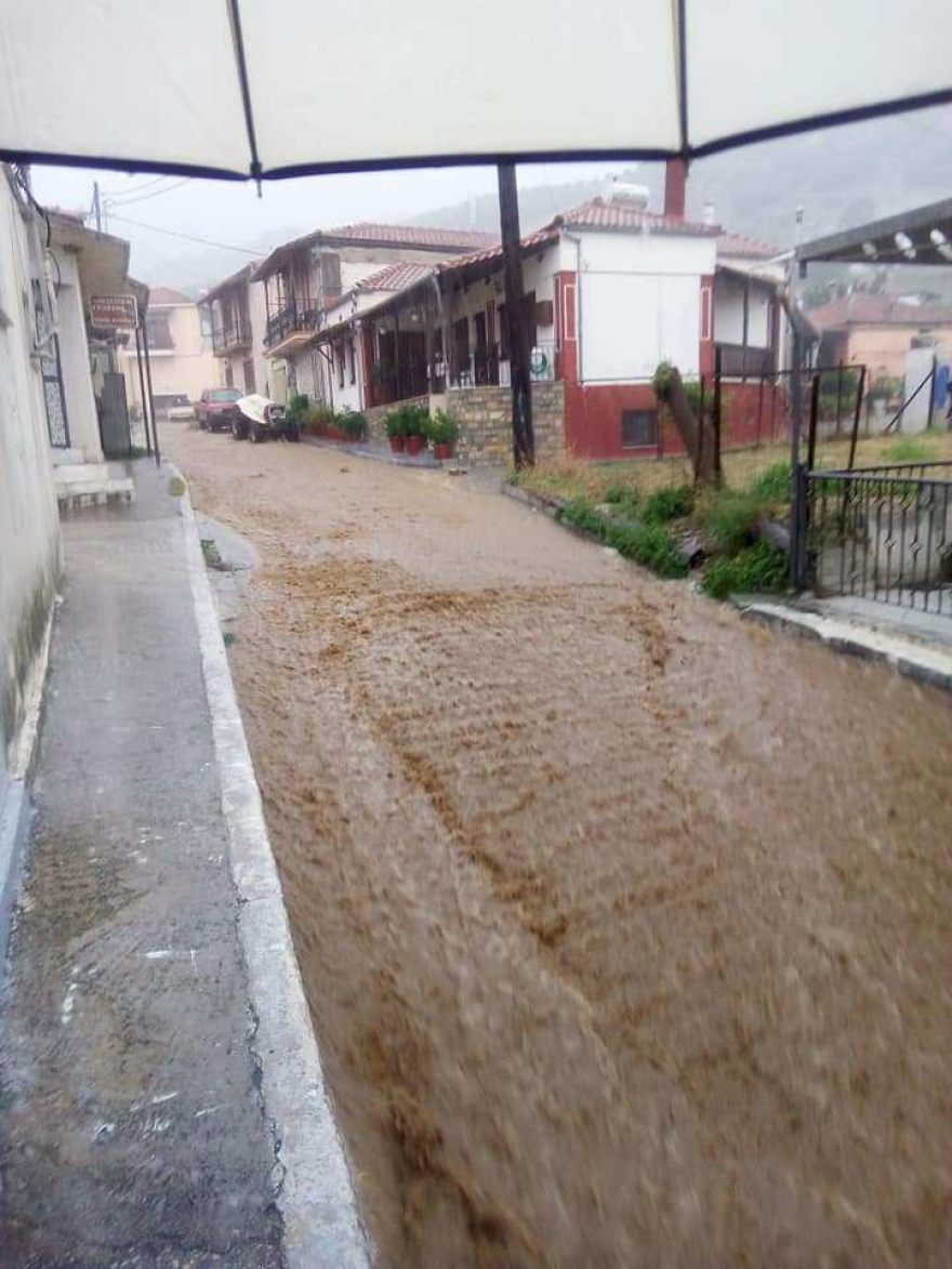 Άνοιξαν οι ουρανοί στη Χαλκιδική - Βούλιαξε η Νικήτη