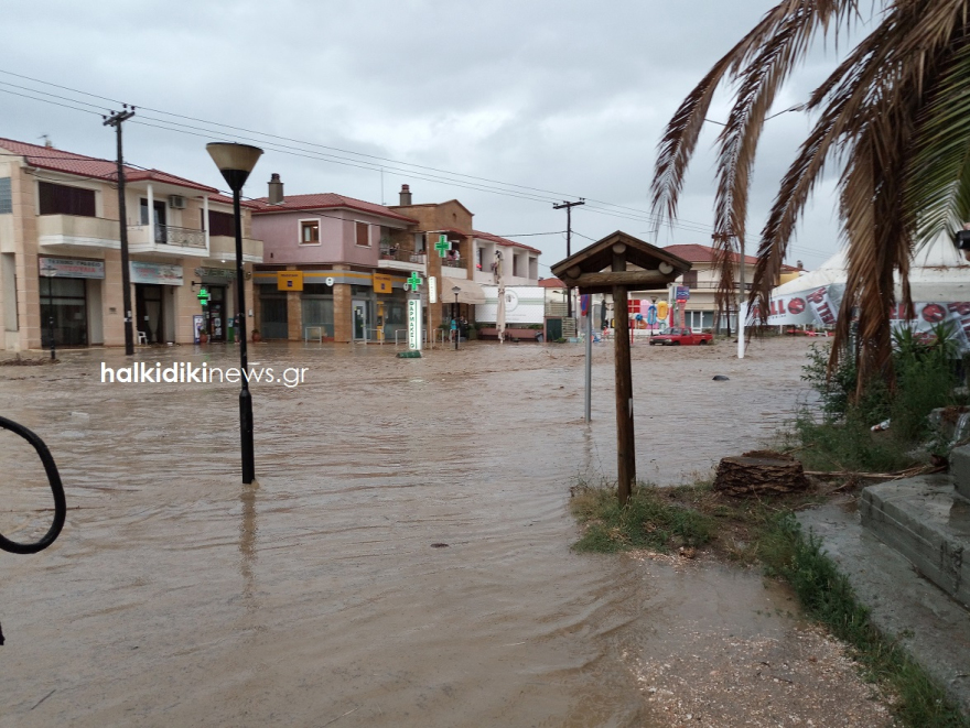 Άνοιξαν οι ουρανοί στη Χαλκιδική - Βούλιαξε η Νικήτη