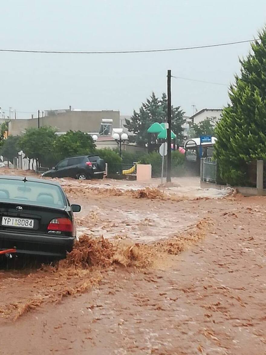 Βίντεο: Ισχυρή νεροποντή στη Μάνδρα - Ποτάμια οι δρόμοι