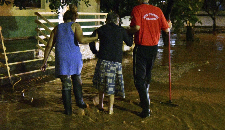 «Θαμμένη» στη λάσπη ξανά η Μάνδρα: Νύχτα φόβου και απόγνωσης για τους κατοίκους 