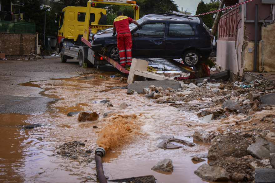 «Θαμμένη» στη λάσπη ξανά η Μάνδρα: Νύχτα φόβου και απόγνωσης για τους κατοίκους 