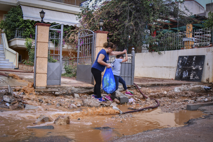 «Θαμμένη» στη λάσπη ξανά η Μάνδρα: Νύχτα φόβου και απόγνωσης για τους κατοίκους 