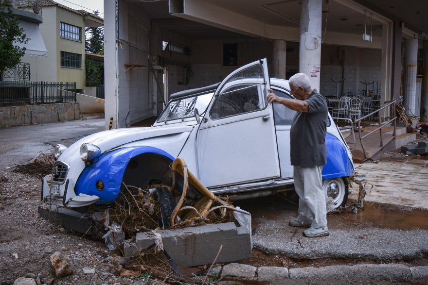 «Θαμμένη» στη λάσπη ξανά η Μάνδρα: Νύχτα φόβου και απόγνωσης για τους κατοίκους 