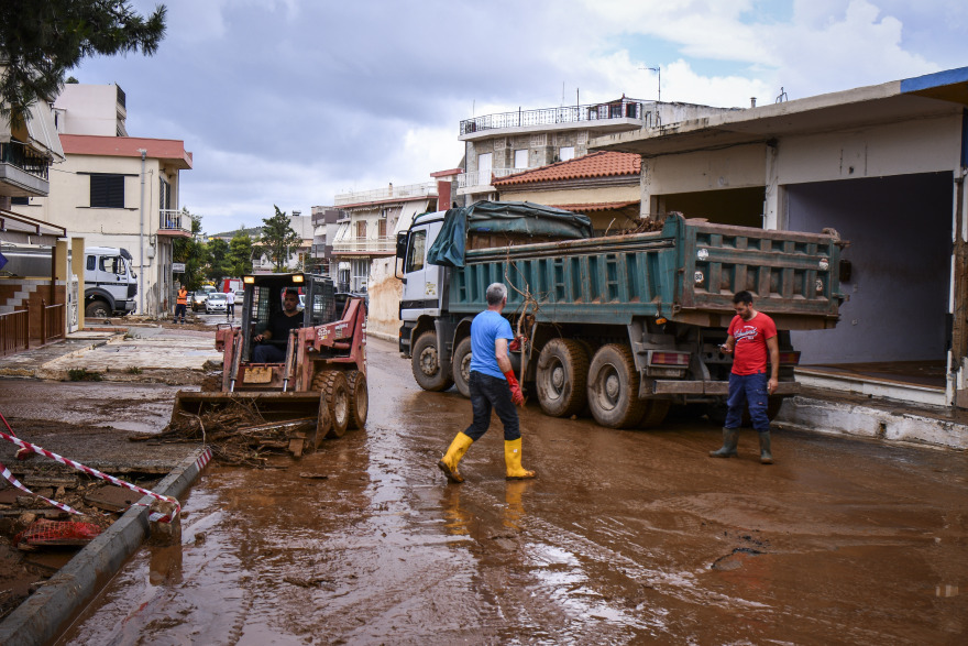 «Θαμμένη» στη λάσπη ξανά η Μάνδρα: Νύχτα φόβου και απόγνωσης για τους κατοίκους 