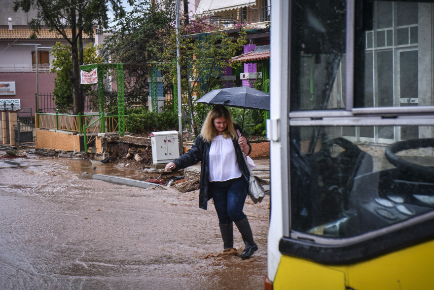 «Θαμμένη» στη λάσπη ξανά η Μάνδρα: Νύχτα φόβου και απόγνωσης για τους κατοίκους 