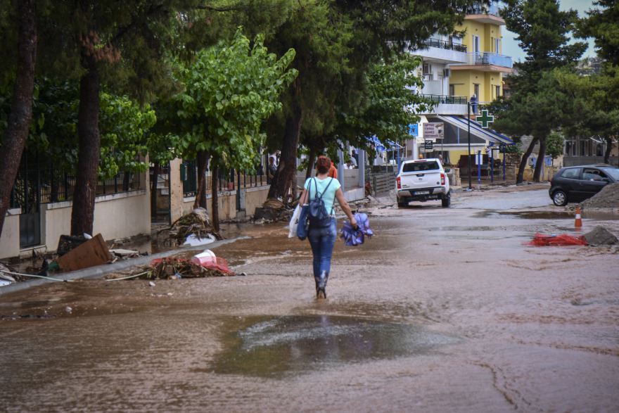 «Θαμμένη» στη λάσπη ξανά η Μάνδρα: Νύχτα φόβου και απόγνωσης για τους κατοίκους 