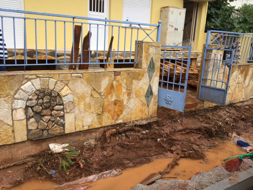 Σε απόγνωση οι κάτοικοι της Μάνδρας - Τα βίντεο της καταστροφής  