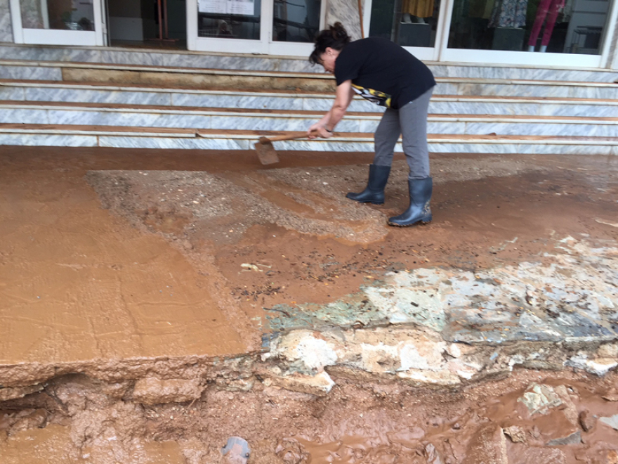 Σε απόγνωση οι κάτοικοι της Μάνδρας - Τα βίντεο της καταστροφής  