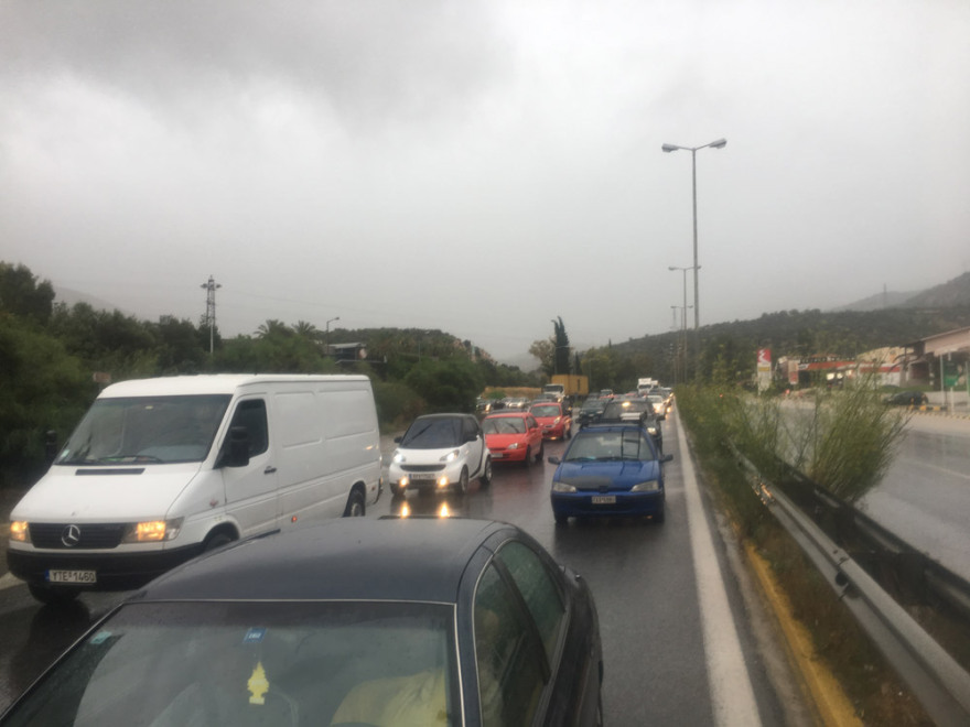 Έκλεισε η εθνική οδός Αθηνών-Κορίνθου -  Εγκλωβισμένοι εκατοντάδες οδηγοί