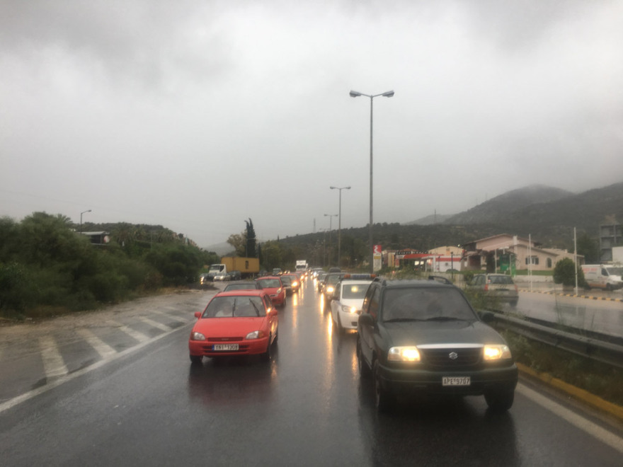 Έκλεισε η εθνική οδός Αθηνών-Κορίνθου -  Εγκλωβισμένοι εκατοντάδες οδηγοί