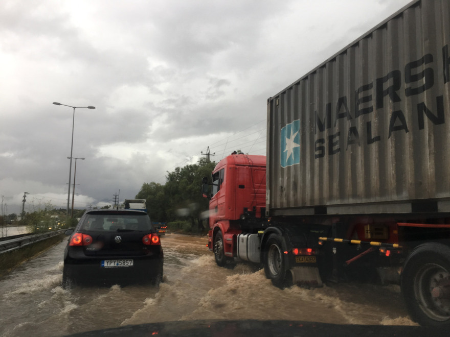 Έκλεισε η εθνική οδός Αθηνών-Κορίνθου -  Εγκλωβισμένοι εκατοντάδες οδηγοί