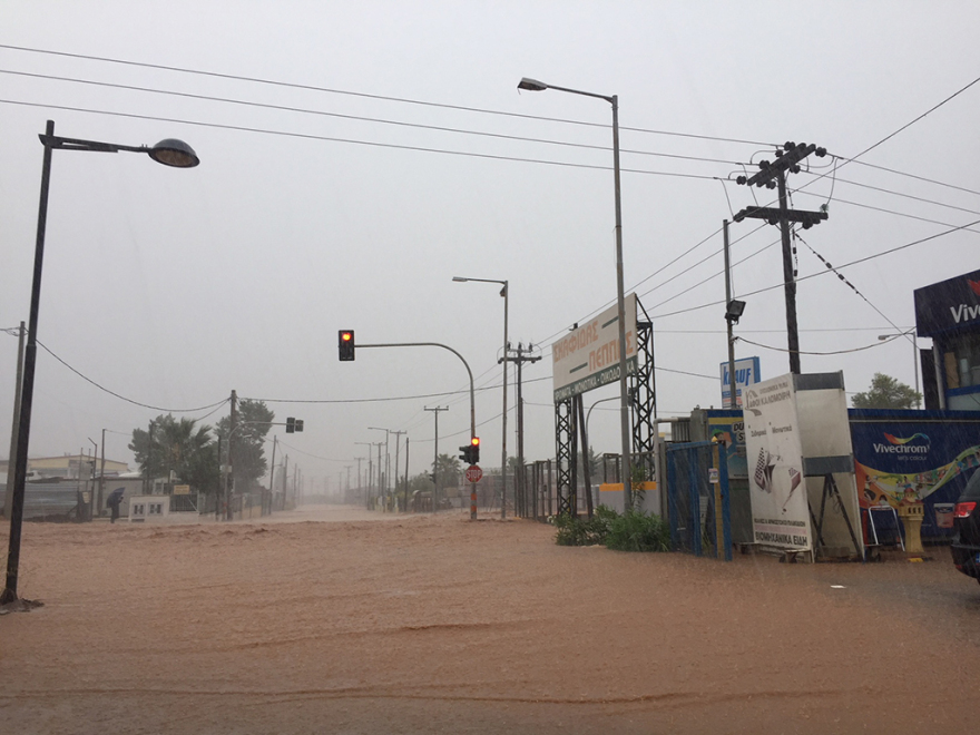 Βίντεο: Ισχυρή νεροποντή στη Μάνδρα - Ποτάμια οι δρόμοι