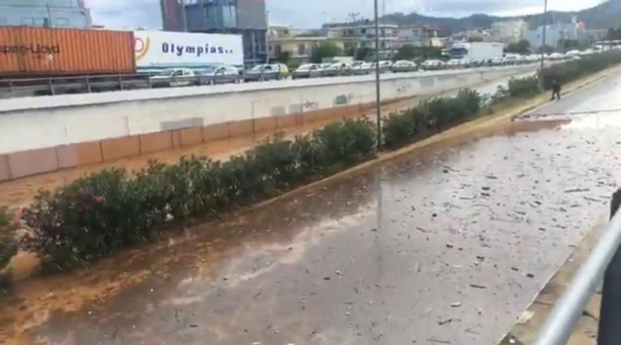 Έκλεισε η εθνική οδός Αθηνών-Κορίνθου -  Εγκλωβισμένοι εκατοντάδες οδηγοί