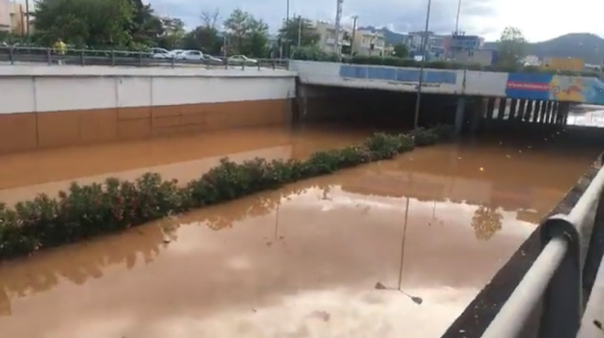 Έκλεισε η εθνική οδός Αθηνών-Κορίνθου -  Εγκλωβισμένοι εκατοντάδες οδηγοί
