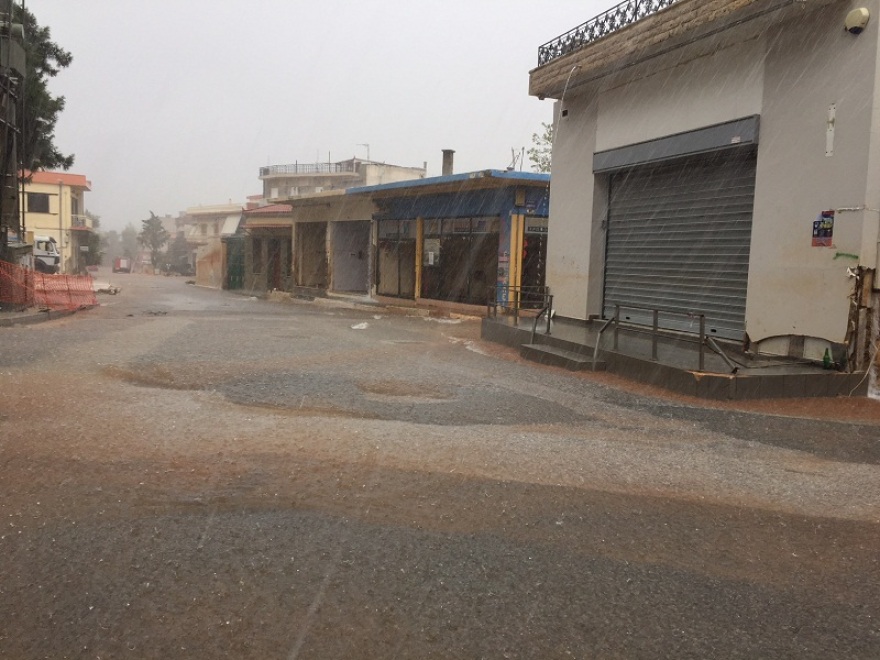 Βίντεο: Ισχυρή νεροποντή στη Μάνδρα - Ποτάμια οι δρόμοι