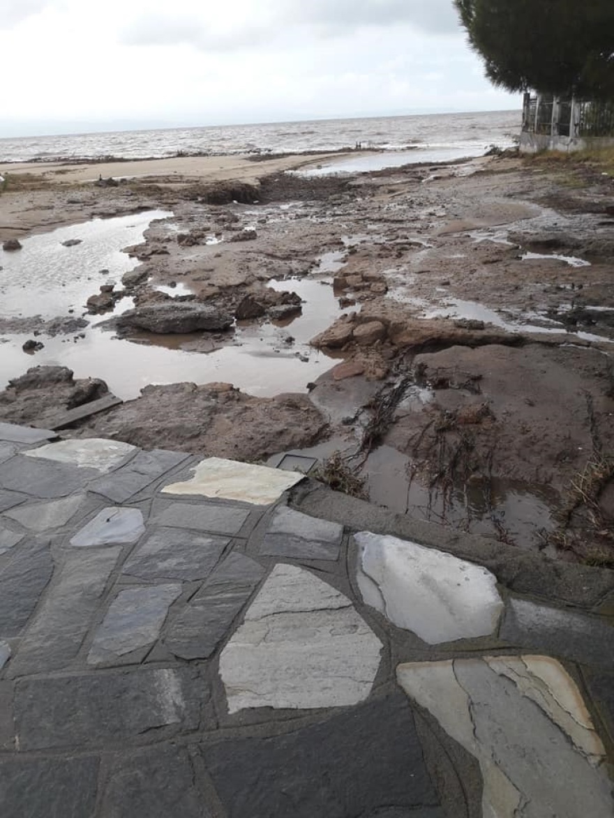 Χαλκιδική: Εικόνες καταστροφής από τη  «Νεφέλη» - Παρασύρθηκαν αυτοκίνητα, κινδύνευσαν άνθρωποι