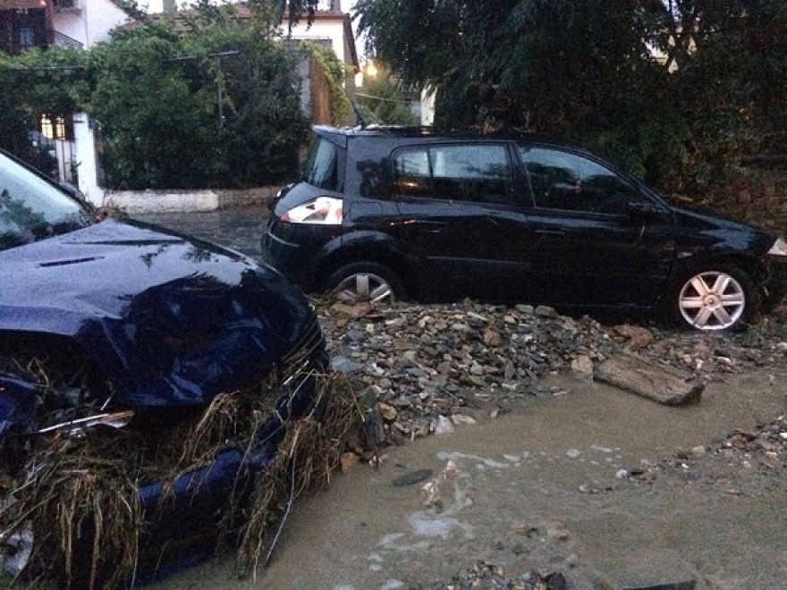Χαλκιδική: Εικόνες καταστροφής από τη  «Νεφέλη» - Παρασύρθηκαν αυτοκίνητα, κινδύνευσαν άνθρωποι