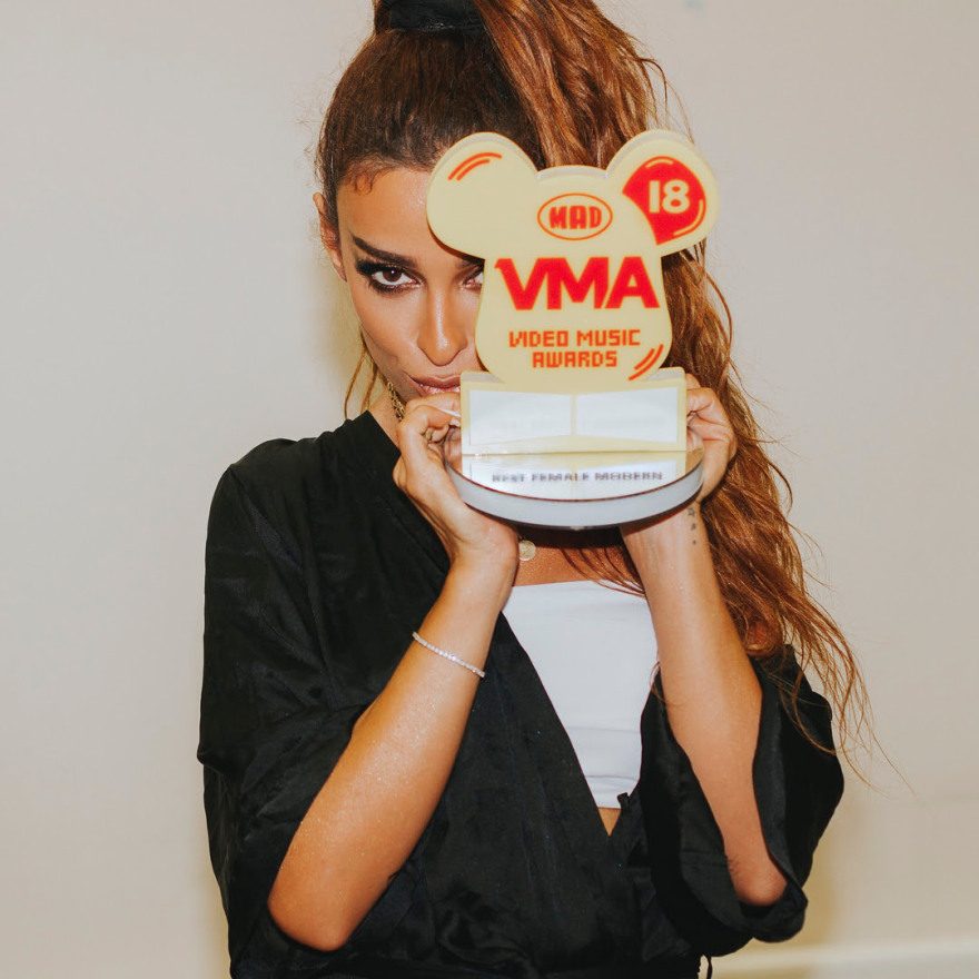 Ελένη Φουρέιρα: Γλύκανε με «Caramela» τα MAD VMA 